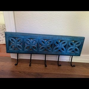 Wall rack with 5 hooks